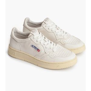 Autry Medalist Low Sneaker in Goat / Goat white